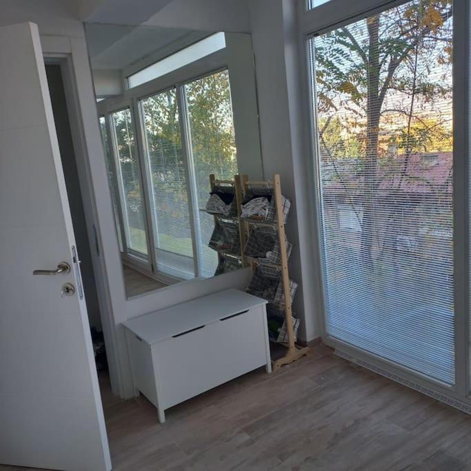 Lovely 1- Bedroom Condo Close To Downtown Üsküp Dış mekan fotoğraf