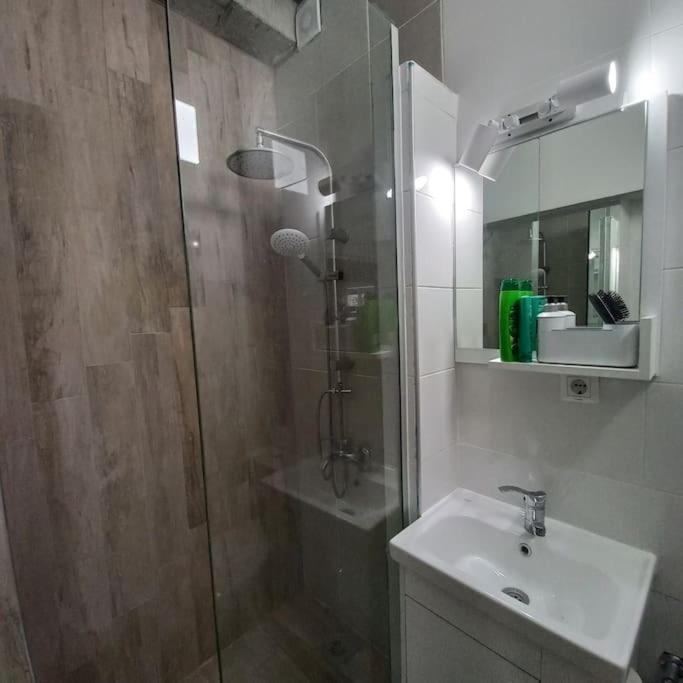 Lovely 1- Bedroom Condo Close To Downtown Üsküp Dış mekan fotoğraf
