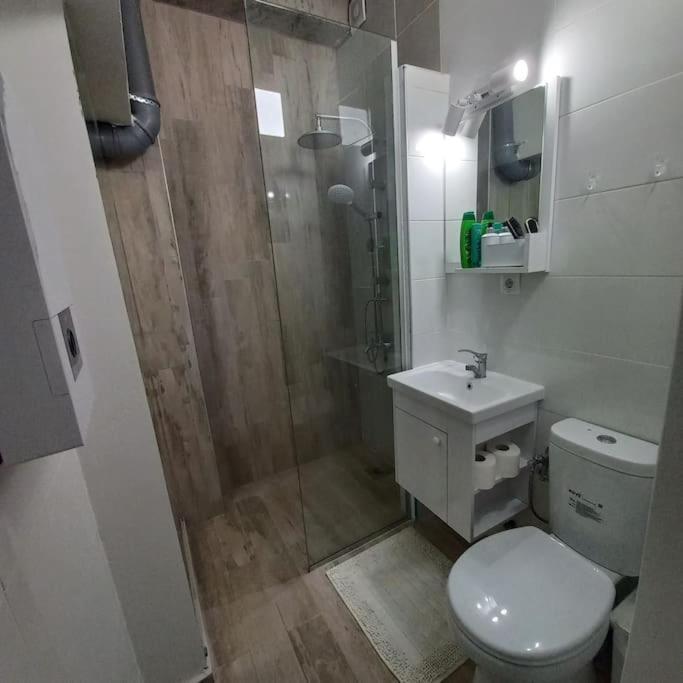 Lovely 1- Bedroom Condo Close To Downtown Üsküp Dış mekan fotoğraf